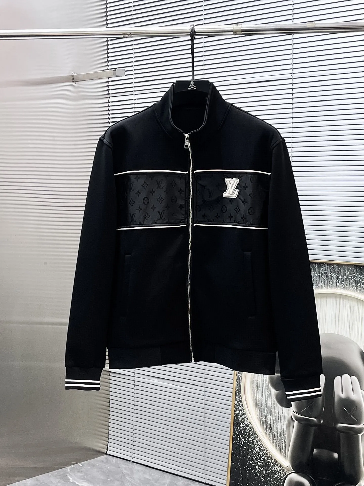 🅿️720 LV hot-selling suit is coming. Focus on the original version of the official website. 2025 new hot-selling cardigan suit. The original order is the best. 🇭🇰The meticulous work of top designers. It has a fitting and perfect upper body effect. All-natural high-quality Tencel Roman cotton 100%, close-fitting comfort, noble and elegant! Original hardware embodies elegance and nobility! Counter size: M-3XL (maximum wear up to 190 pounds)